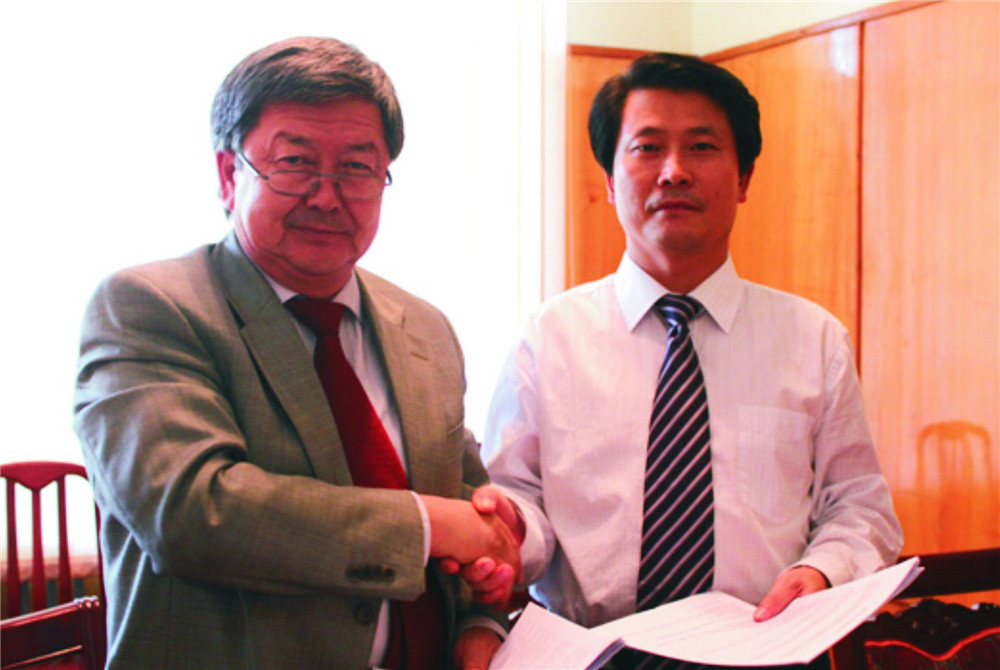 1刘雁飞董事长与时任吉尔吉斯斯坦总理的久勒多舍维奇签定合作和谈